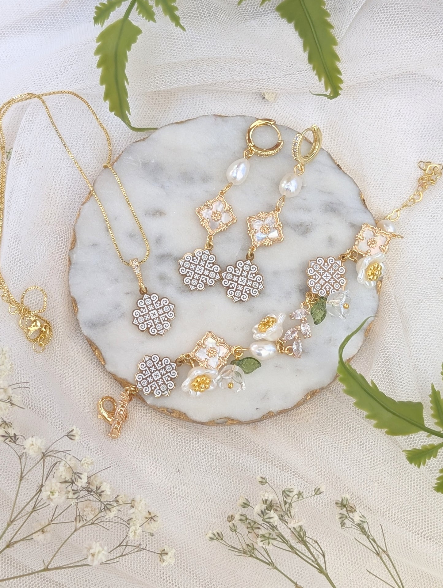Garden Grace Vintage Shell Bracelet