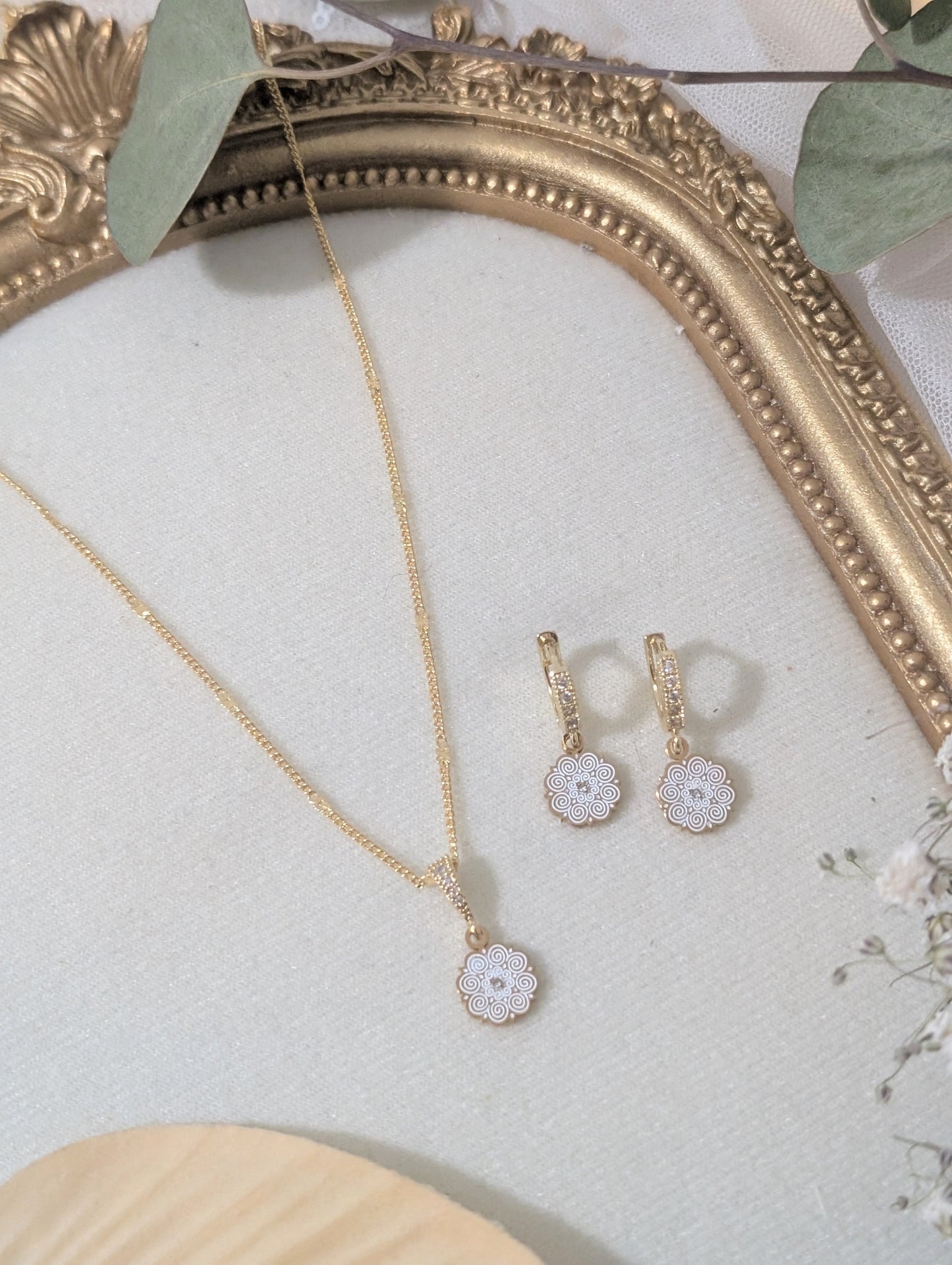 White Elephant Foot Gem Necklace